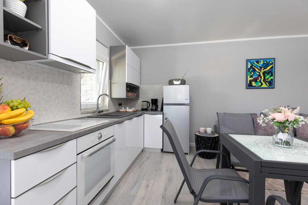 Apartment Odore Di Mare With Beautiful Garden Krk Town Exteriör bild