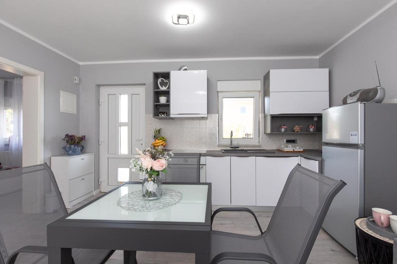 Apartment Odore Di Mare With Beautiful Garden Krk Town Exteriör bild