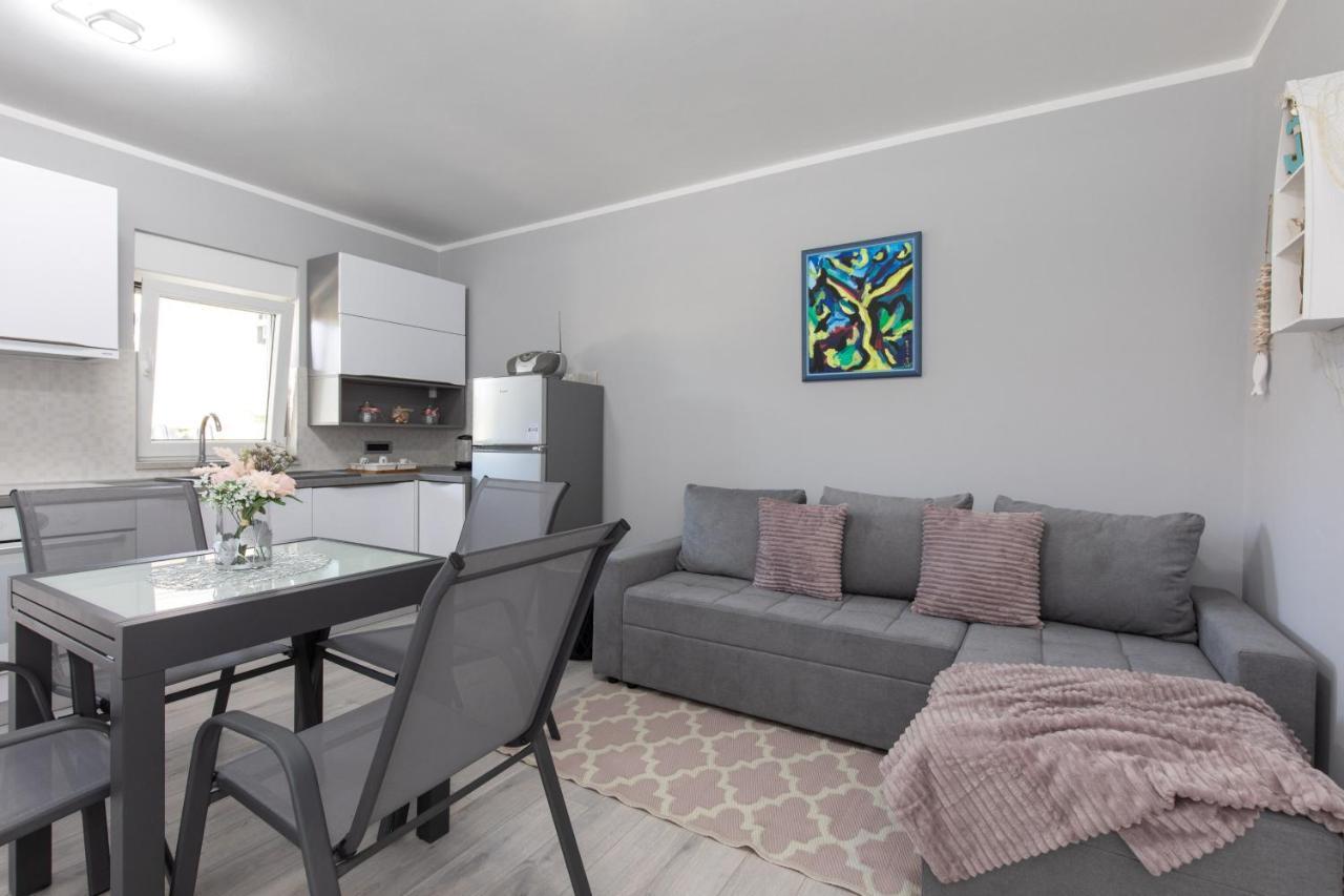 Apartment Odore Di Mare With Beautiful Garden Krk Town Exteriör bild