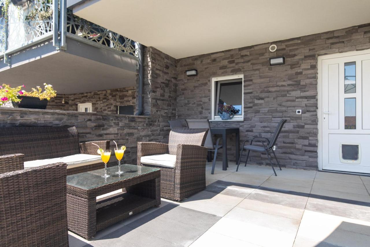 Apartment Odore Di Mare With Beautiful Garden Krk Town Exteriör bild