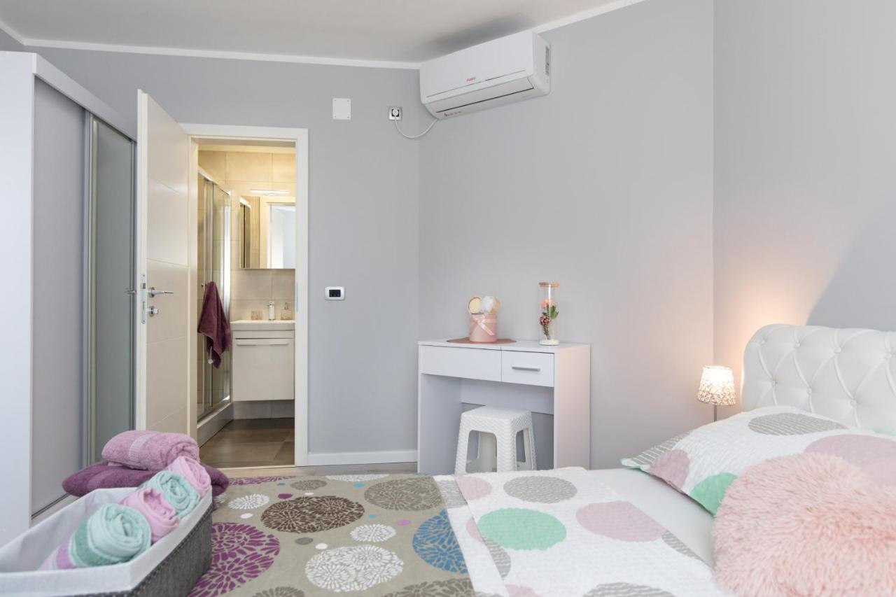Apartment Odore Di Mare With Beautiful Garden Krk Town Exteriör bild